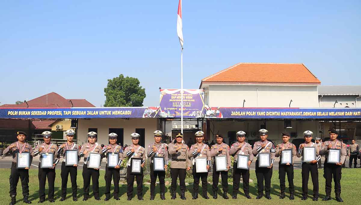 Personel Polres Mojokerto Kota peraih penghargaan.