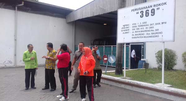 Petugas saat meninjau aktivitas pabrik rokok 369 yang telah disegel. foto: eky nurhadi/ BANGSAONLINE