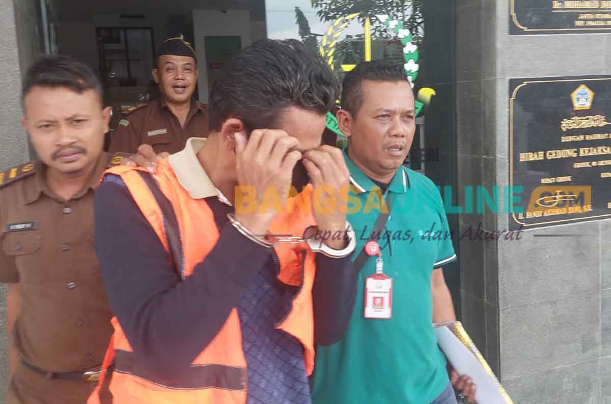 Petugas Kejari Gresik menggiring tersangka SMR ke mobil tahanan untuk dikirim le Lapas Banjarsari, Cerme. FOTO: SYUHUD/BANGSAONLINE.com