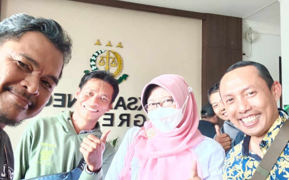 Mantan Kadiskop Gresik Malahatul Fardah berswafoto dengan sejumlah wartawan usai menjalani pemeriksaan di kejaksaan. Foto: Ist.