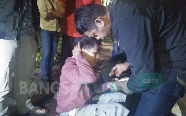 Pelaku saat digeledah dan diminta mengambil kembali sabu yang dibuangnya,