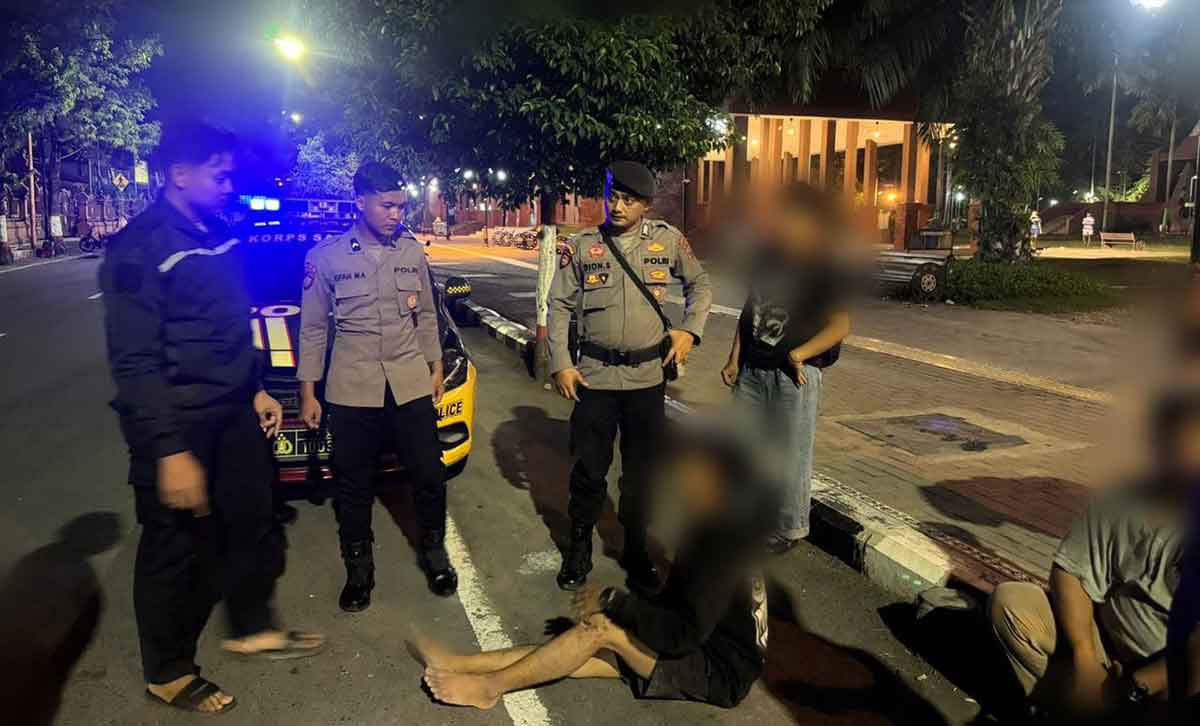 Petugas patroli dari Sat Samapta Polres Mojokerto Kota saat mengamankan remaja yang melakukan tawuran di timur alun-alun.