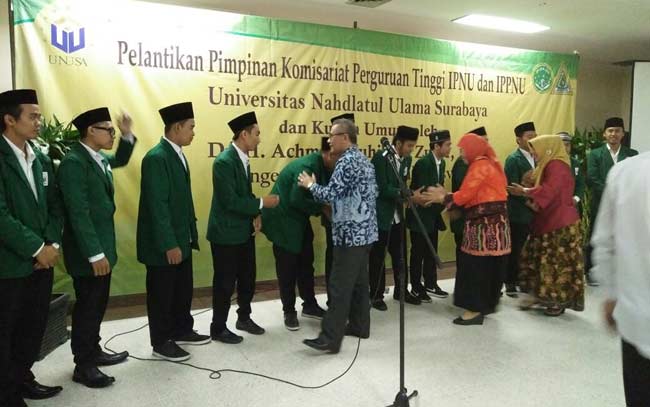 Rektor Unusa, Prof Dr Ir Achmad Jazidie MEng memberi selamat kepada pengurus IPNU dan IPPNU yang dilantik. foto: BANGSAONLINE