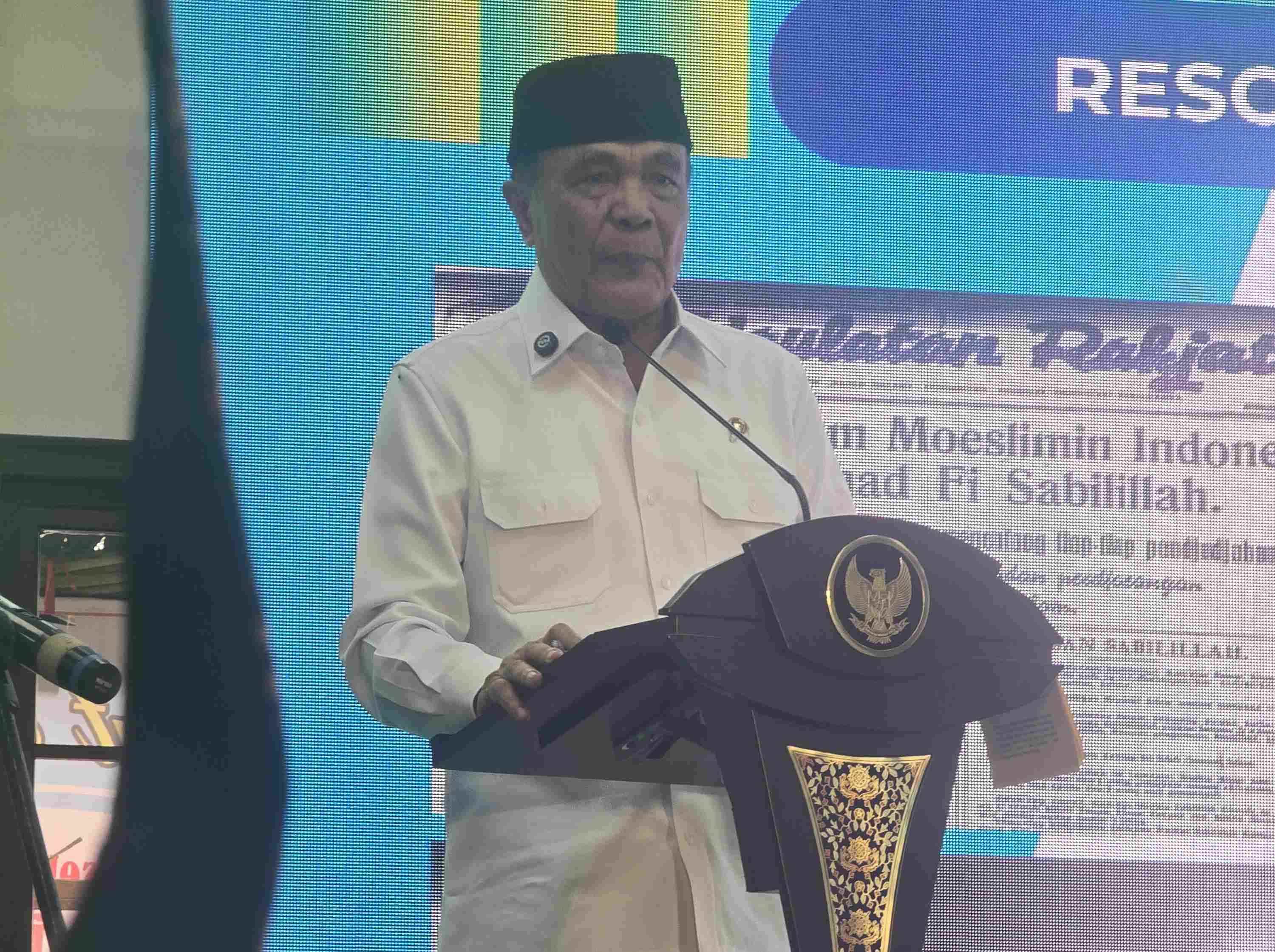 Menko PolkamJenderal TNI (Purn) Djamari Chaniago saat menyampaikan pidato dalam pembukaan Rapat Kerja Nasional (Rakernas) Jaringan Kiai dan Santri Nasional (JKSN) dan Persatuan Guru Nahdlatul Ulama (Pergunu) di Pondok Pesantren Amanatul Ummah Surabaya, Sabtu (14/2/2026). Foto: MMA/bangsaonline