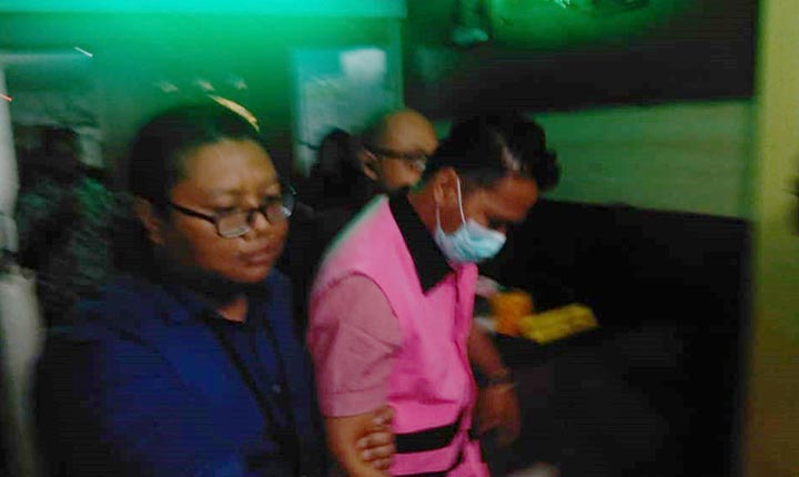Tersangka kasus korupsi Pasar Manggisan M. Faris Nurhidayat saat digelandang menuju lapas.