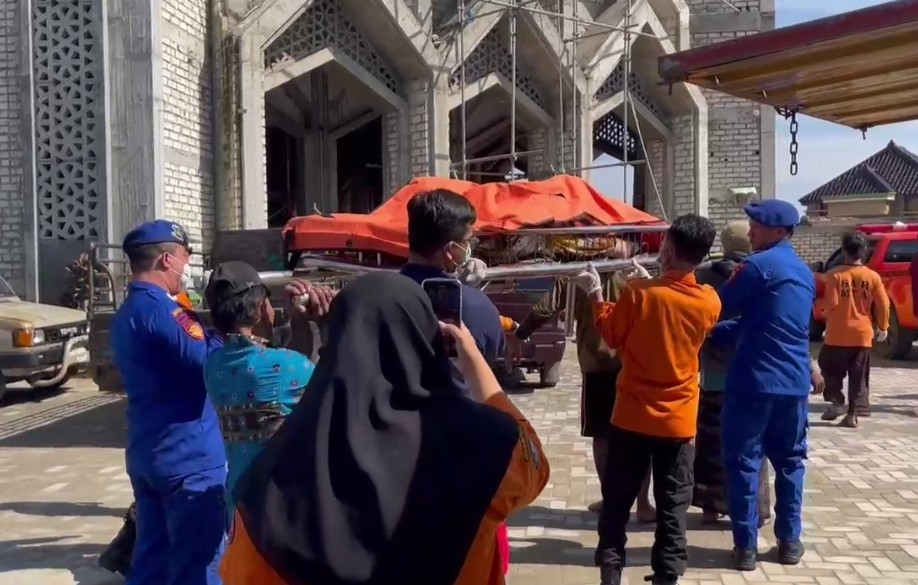 Jasad nelayan bernama Suprapto yang ditemukan meninggal saat dievakuasi menuju RSUD Koesma Tuban.