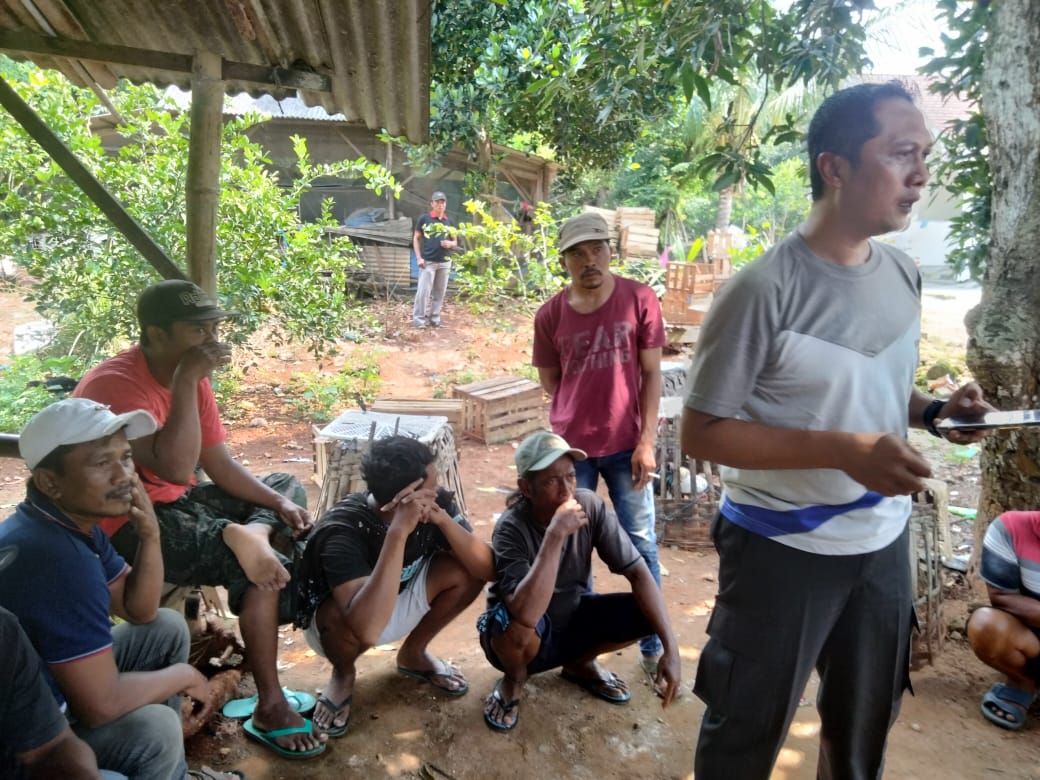 Petugas Polsek Ujungpangkah saat menggerebek judi sabung ayam. Foto: Ist.
