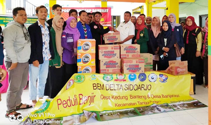 Penyerahan bantuan dari BEM se-Sidoarjo kepada korban banjir Tanggulangin.