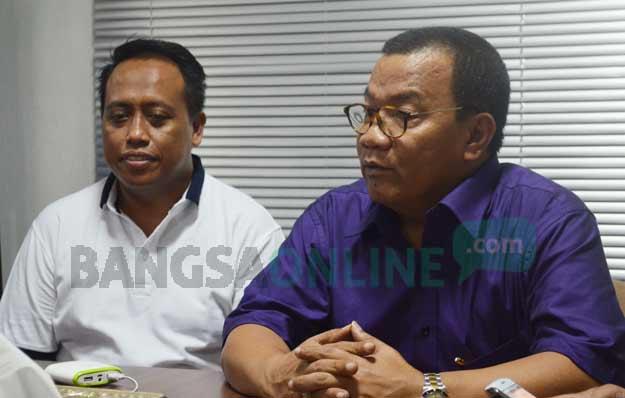 Ketua DPW PAN Jatim, H. Masfuk (kanan) didampingi Bendahara DPW PAN Jatim, Agus Maimun, memberi keterangan pers soal teror bom molotov yang menimpa Ketua DPD PAN Gresik. foto: M DIDI ROSADI/ BANGSAONLINE