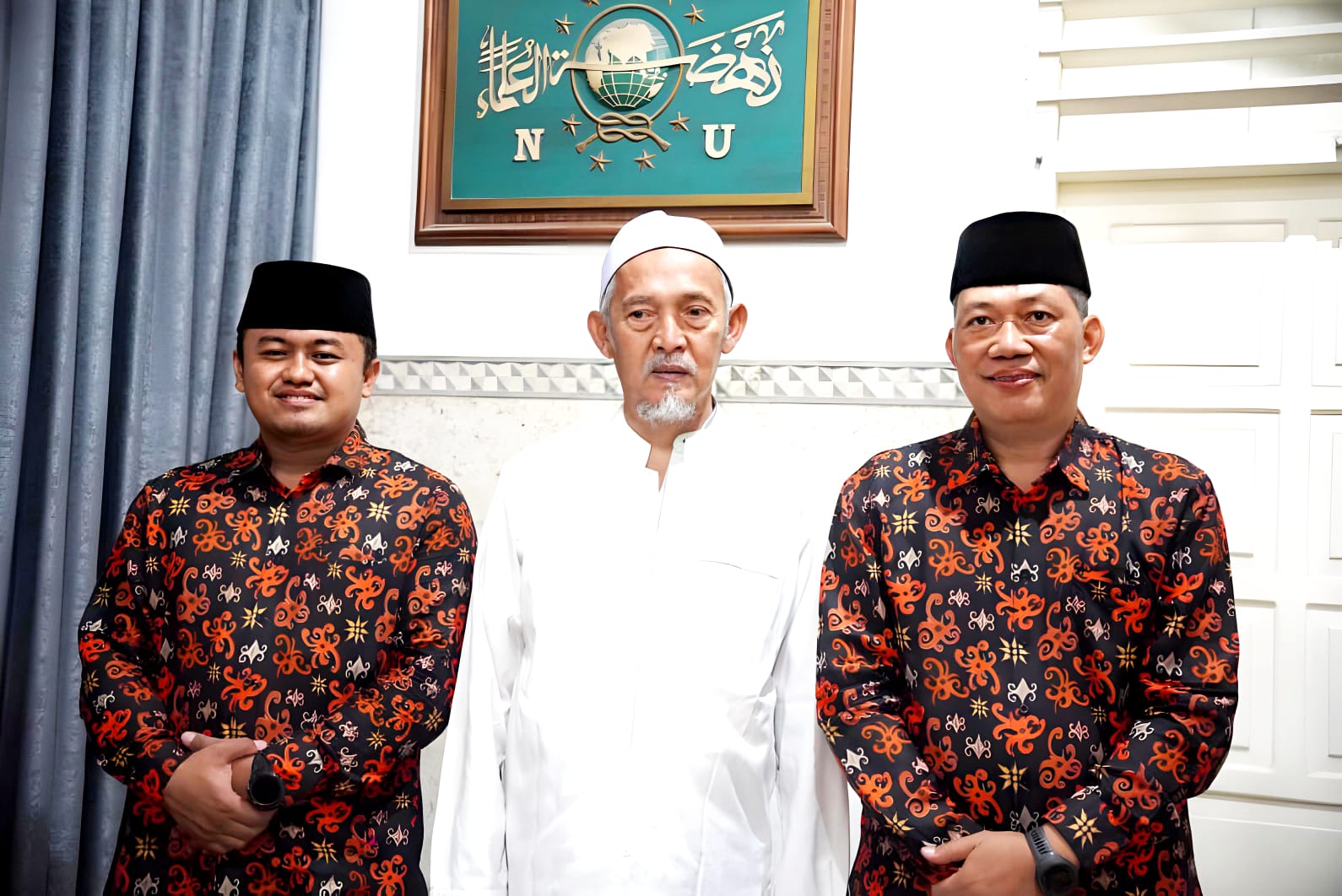 H. Agung Riyanto, Ketua DPD LDII Kota Kediri terpilih (kanan) dan Asyhari Eko Prayitno, Sekretaris DPD LDII Kota Kediri terpilih bersama Ketua MUI Kota Kediri KH. Abdullah Kafabihi Mahrus. (Ist).