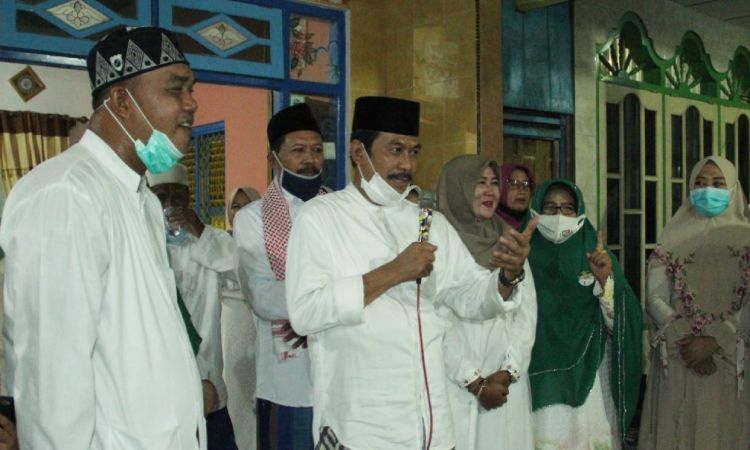 Cabup Qosim ketika menyapa warga di Desa Sumari, Kecamatan Duduksampeyan. (foto: ist)