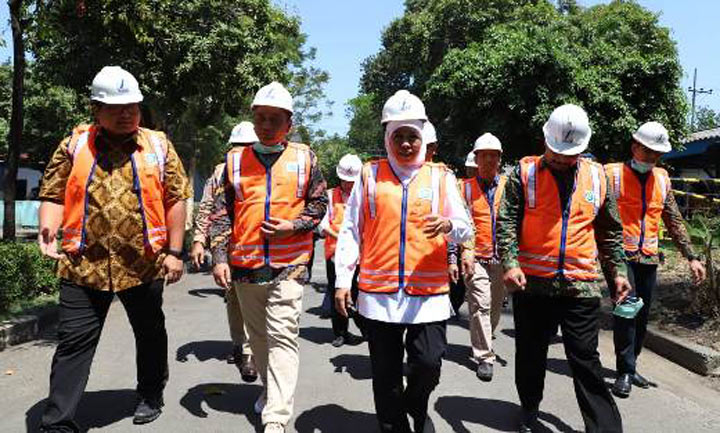 Gubernur Khofifah saat kunjungan kerja di PT SIER di kawasan Rungkut Surabaya, Jumat (13/9/2019). foto: istimewa/ bangsaonline.com