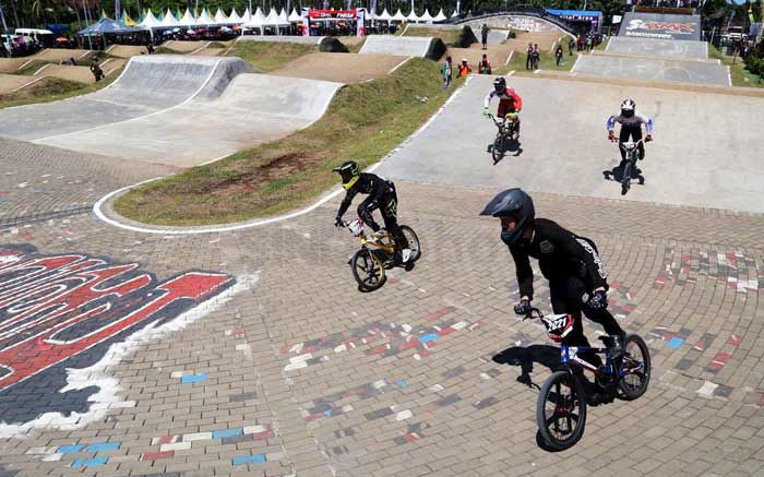  Para pembalap saat melibas sirkuit BMX Muncar, Banyuwangi. foto: GANDA/ BANGSAONLINE