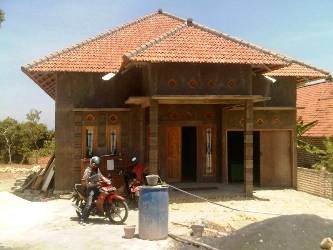 inilah rumah setengah jadi yang disewa untuk dijadikan pelayanan administratif kelurahan. Eh, ternyata milik Pak Lurah sendiri. foto:junaidi/BANGSAONLINE