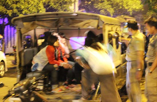 Petugas mengangkut 9 cabe-cabean yang terjaring razia. (foto: khumaidi/BANGSAONLINE)