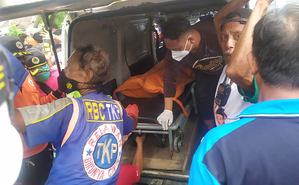 Jenazah saat dimasukkan ke mobil ambulans. foto: AAN AMRULLOH/ BANGSAONLINE