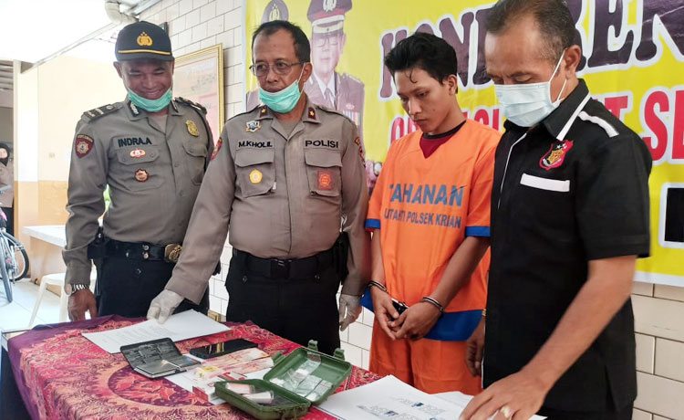 Moh. Suwikno Hadi (25), tersangka penyalahgunaan narkoba saat diekspos di Mapolsek Krian.