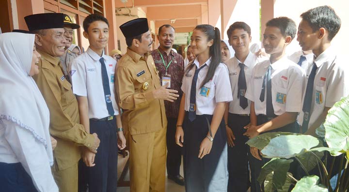 Wabup Moh. Qosim berbincang dengan sejumlah siswa saat sidak Unas SMPN.