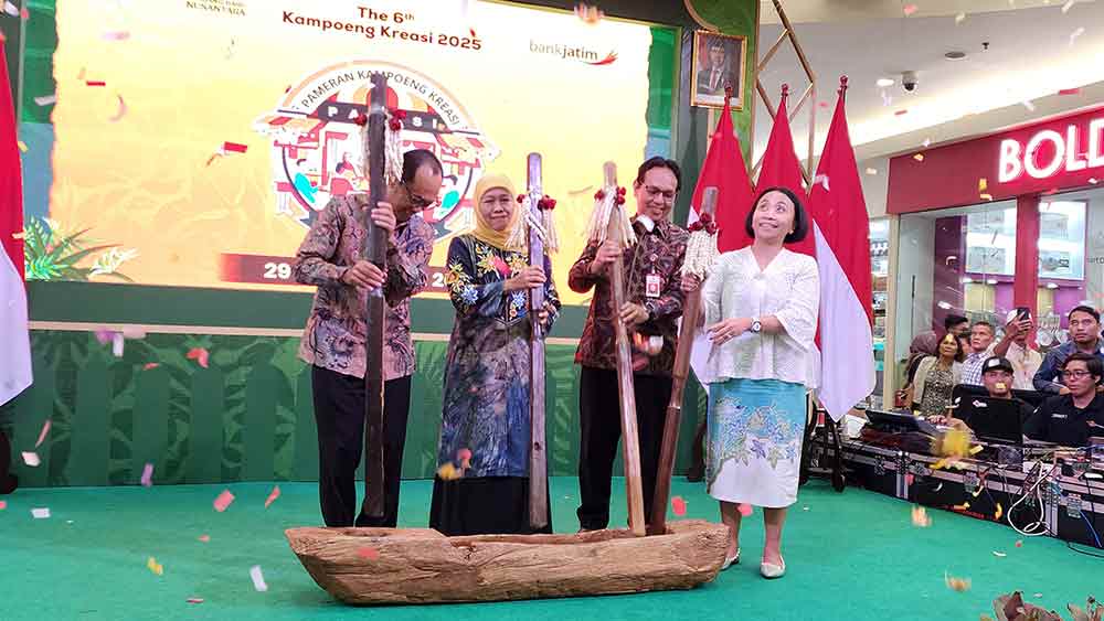 Gubernur Jawa Timur, Khofifah Indar Parawansa (dua dari kiri), membuka Pameran Kampoeng Kreasi (Pakasi) Tahun 2025 Foto: devi fitri/Bangsaonline.