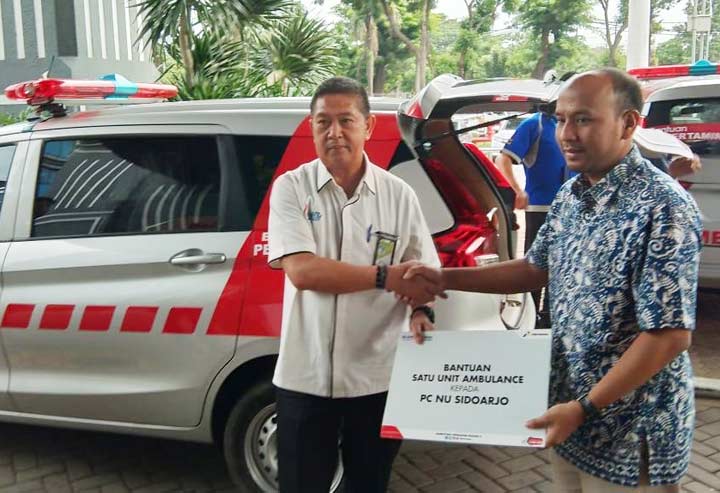 SIMBOLIS: Ketua LKNU Sidoarjo dr Iqbal Faizin MARS (kanan) saat menerima bantuan mobil ambulans dari Pertamina, Kamis (31/1) kemarin. foto ist