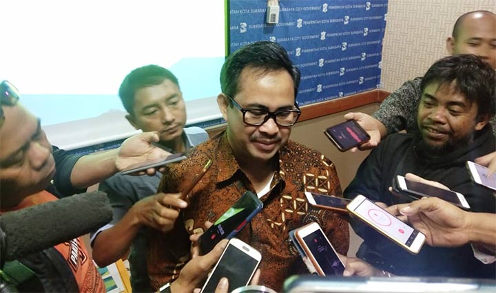 Kepala Dispendik Kota Surabaya M. Ikhsan diwawancarai wartawan usai jumpa pers di Kantor Bagian Humas Pemkot Surabaya, Rabu (04/09/2019). foto: YUDI A/ BANGSAONLINE