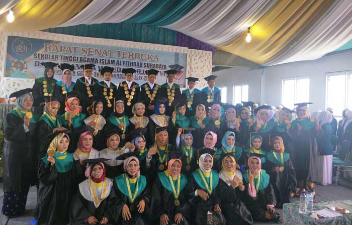 Para wisudawan STAI Al Fithrah foto bersama usai prosesi wisuda. foto: DIDI ROSADI/ BANGSAONLINE