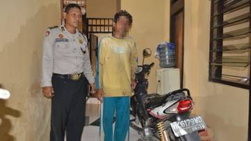 Pelaku begal saat diamankan di Kantor Polsek Arjasa, setelah babak belur dihajar massa. (hadi prayitno/BANGSAONLINE)