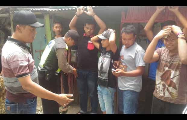 Satu per satu pengunjung warung diperiksa petugas. foto: AHMAD/ BANGSAONLINE