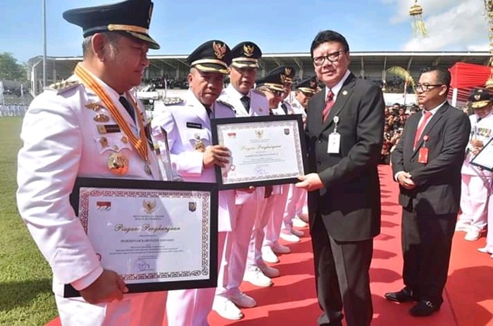 KH. A. Mujib Imron saat menerima penghargaan dari Mendagri Tjahjo Kumolo. 