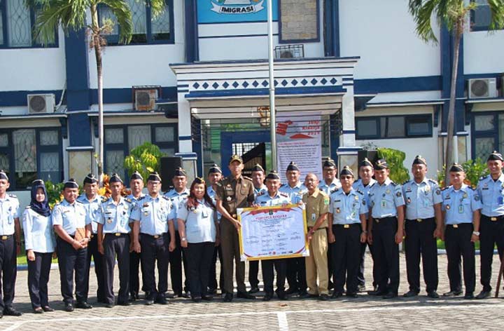 Foto bersama usai penandatanganan di halaman kantor Rudenim Surabaya di Bangil, Pasuruan.