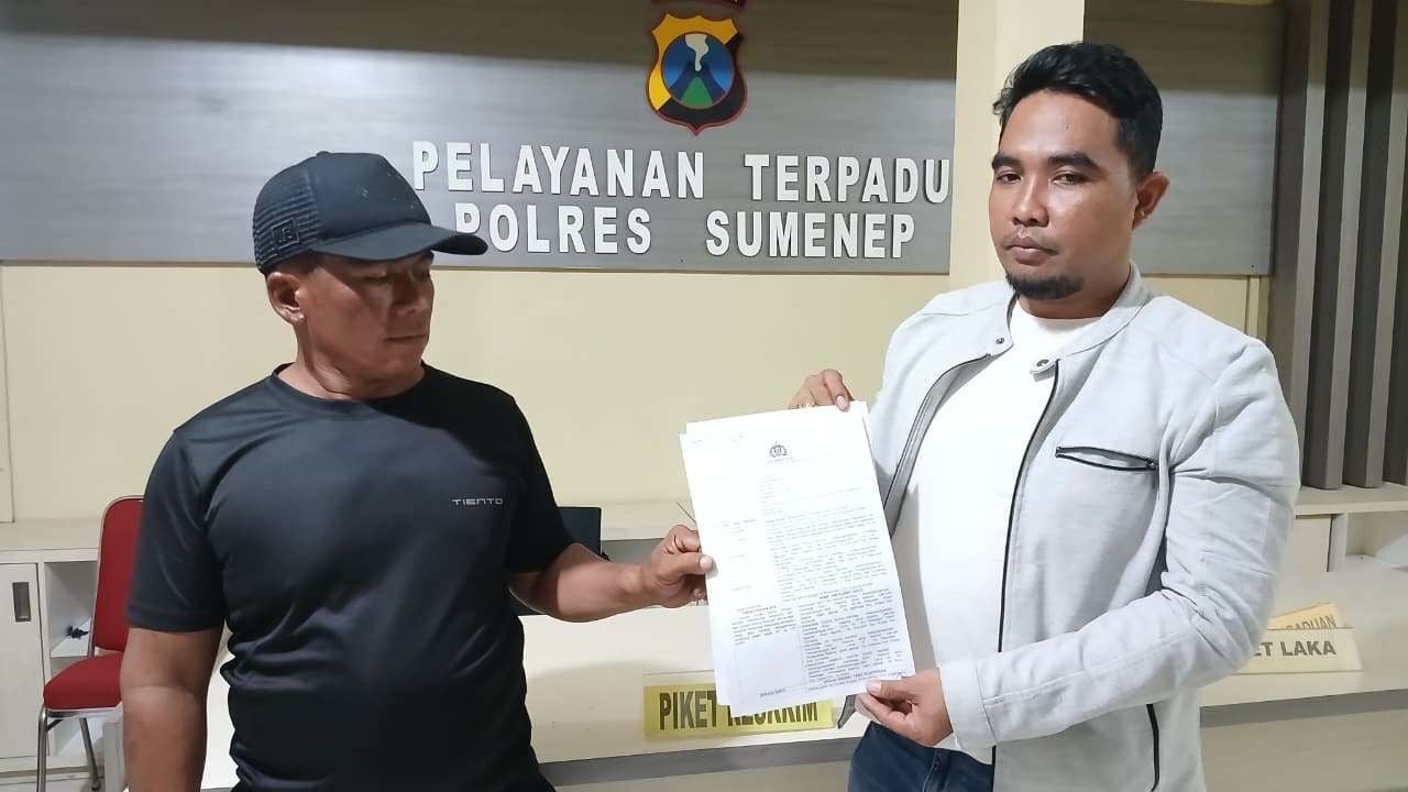 Pengelola Waterpark Arjasa Kangean saat menunjukkan laporan polisi