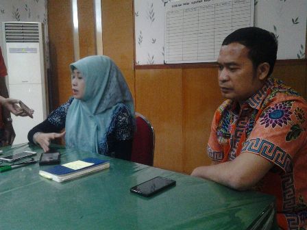 Kasi Pendaftaran Program SMS BPN Sidoarjo, Asri Suriyanti (kiri) dan Wawas (kanan) saat memberikan penjelasan pada awak media. 