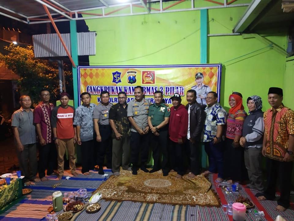 Para pimpinan Kecamatan Tambaksari foto bersama dengan para tokoh Dukuh Setro usai acara Cagkru