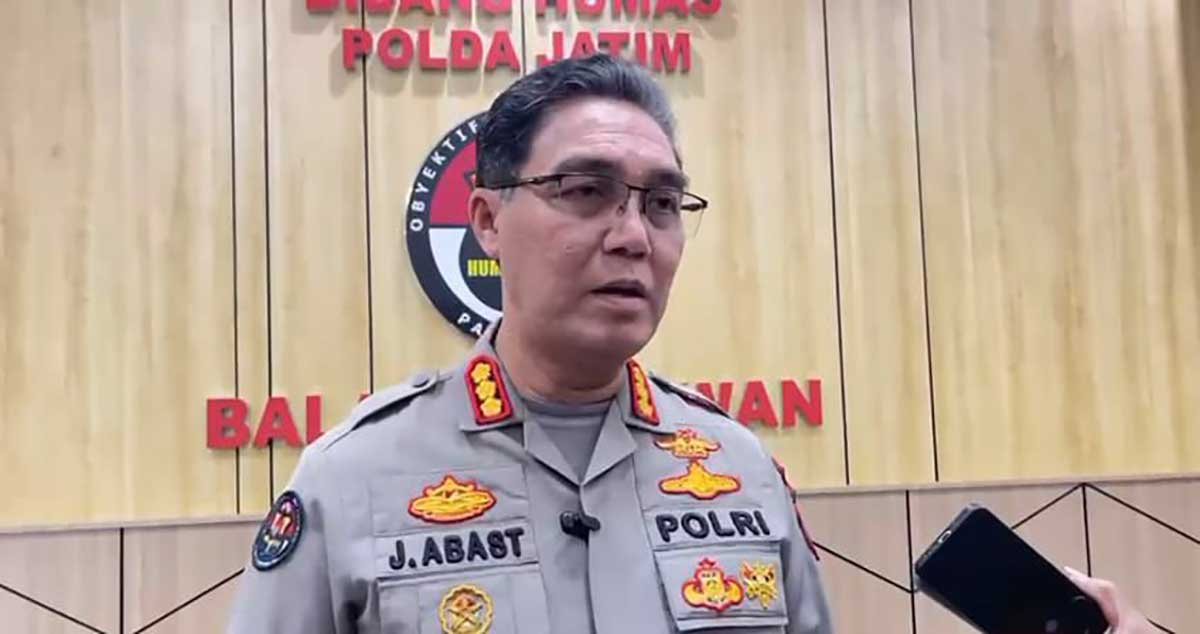 Kabid Humas Polda Jatim saat memberi keterangan kepada awak media terkait penemuan mayat mahasiswi di Kabupaten Pasuruan.