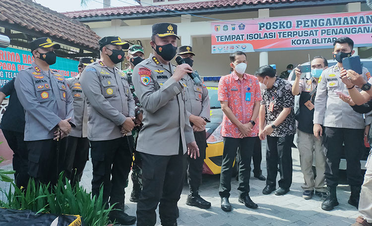 Inspektur Pengawasan Umum (Irwasum) Polri Komjen Agung Budi Maryoto menjenguk warga Kota Blitar yang sedang menjalani isolasi di rumah isolasi terpusat (isoter) di Asrama PGSD Kampus Universitas Negeri Malang, Kamis (19/8/2021). (foto: ist)