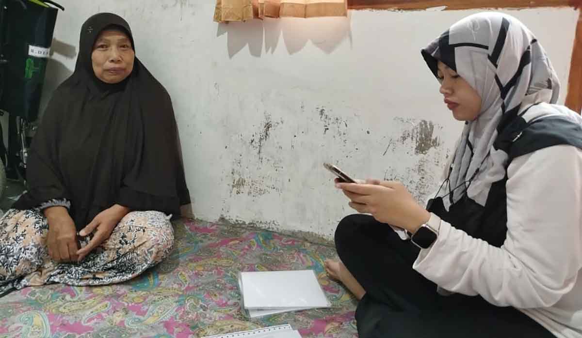 Petugas dari Dinsos Kota Kediri (kanan) saat melakukan cek data. Foto: Ist