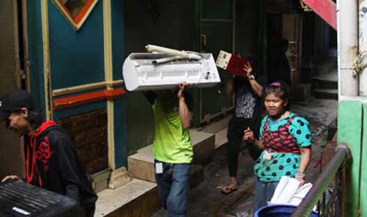 Warga Kalijodo, Penjaringan, Jakarta Utara mulai berkemas meninggalkan kawasan yang digusur akhir bulan ini, Minggu (21/02/2016). foto: rakisa/ BANGSAONLINE