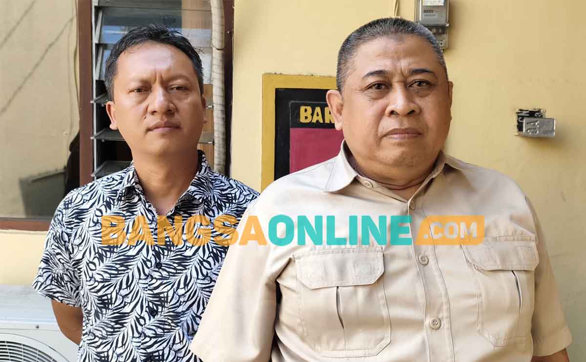Kanit Reskrim Polsek Pesantren (kanan), Iptu Dodik Wargo, saat memberi keterangan kepada wartawan. Foto: MUJI HARJITA/BANGSAONLINE