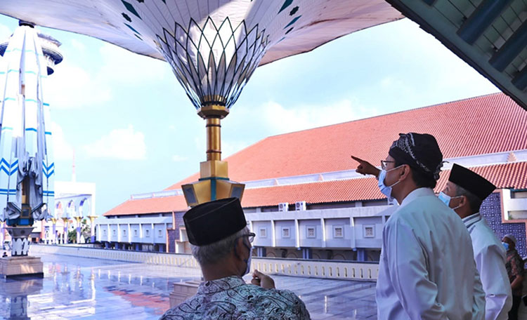 Wali Kota Pasuruan Saifullah Yusuf (Gus Ipul) melakukan kunjungan kerja (kunker) sekaligus mempelajari pembangunan dan perawatan Payung Madinah yang ada di Masjid Agung Semarang, Rabu (9/6/2021).