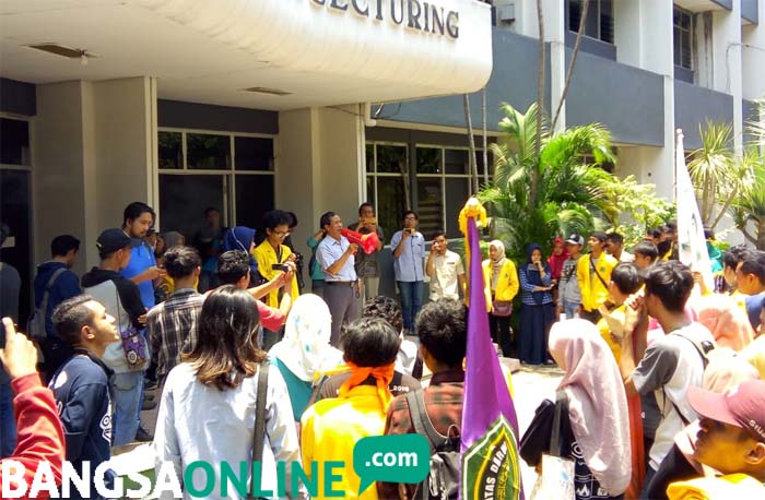 Aksi mahasiswa saat orasi di depan kantor Rektorat Undar, Jombang. foto: RONY S/ BANGSAONLINE