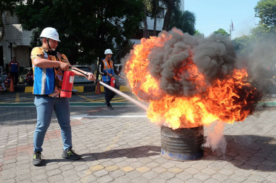 Seorang karyawan pelindo mengikuti lomba memadamkan api menggunakan alat pemadam api ringan (APAR). Foto: Ist