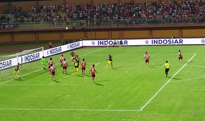 Suasana pertandingan Madura United Vs Barito Putera di SGMRP.