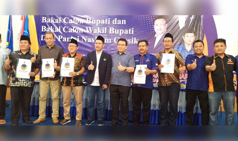 Lima bacabup dan bacawabup Partai Nasdem bersama panelis foto bersama usai penyampaian visi dan misi. foto: SYUHUD/ BANGSAONLINE