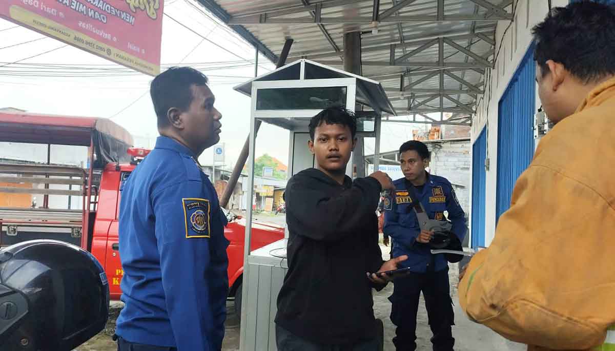 Damkarla Gresik Lakukan Penyelamatan di Ruko Mie Pangsit yang Terkunci dari Dalam