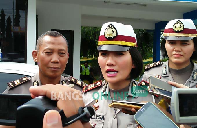Kasatlantas Polres Jombang, AKP Mellysa Amalia saat memberikan keterangan, Rabu (28/12). foto: RONY S/ BANGSAONLINE