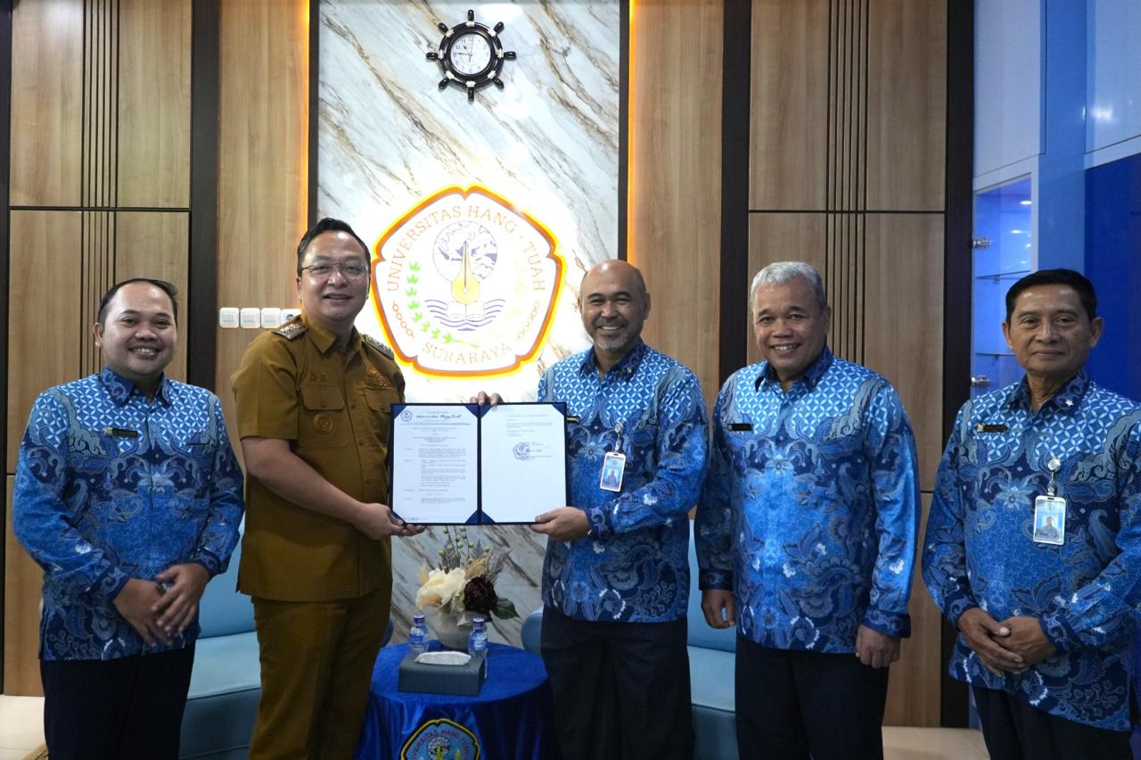 Wabup Asluchul Alif (dua dari kiri) menerima dokumen sebagai Ketua IKA UHT Surabaya. foto: ist.