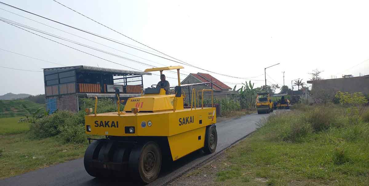Pengerjaan Jalan Banjarejo–Sengguruh, Kabupaten Malang.