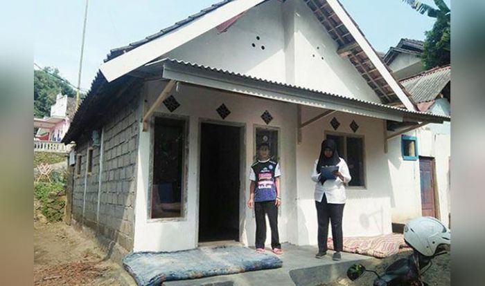 Pendamping program RTLH saat mengecek hasil pekerjaan renovasi.