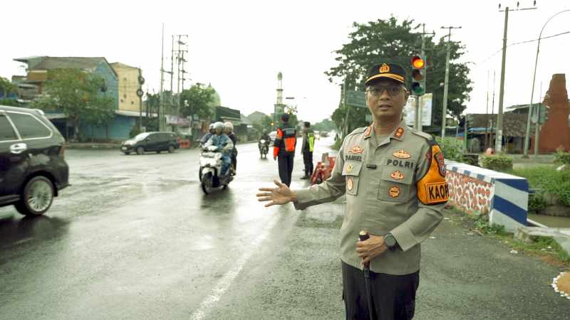 Kapolres Mojoketo Kota saat memantau arus lalu lintas
