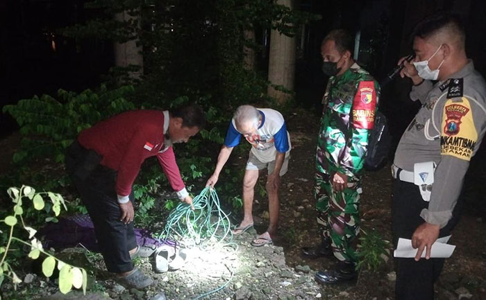 Petugas saat olah TKP di bawah Jalan Tol Bebekan, Sidoarjo.